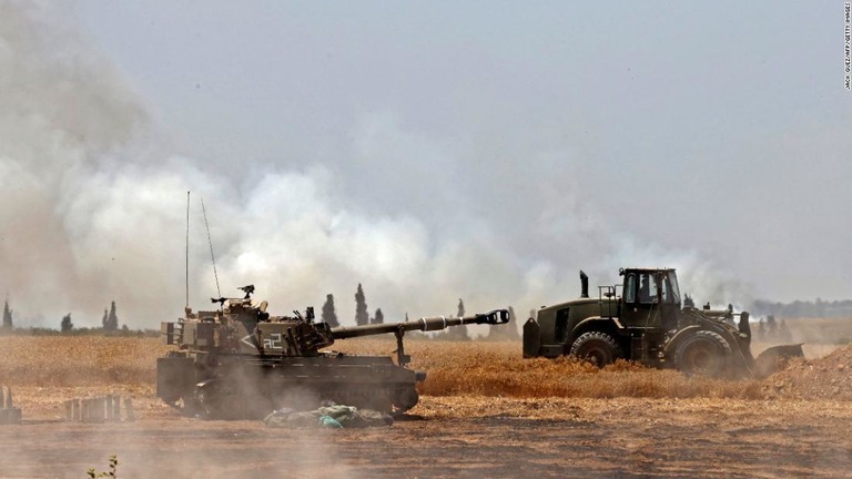 イスラエル軍がガザに対して激しい砲撃や空爆を実施した/Jack Guez/AFP/Getty Images