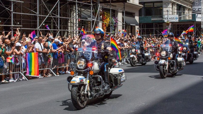 ２０１９年のプライドパレードで警官がバイクに乗る姿＝１９年６月２９日/Erin Lefevre/NurPhoto/Getty Images