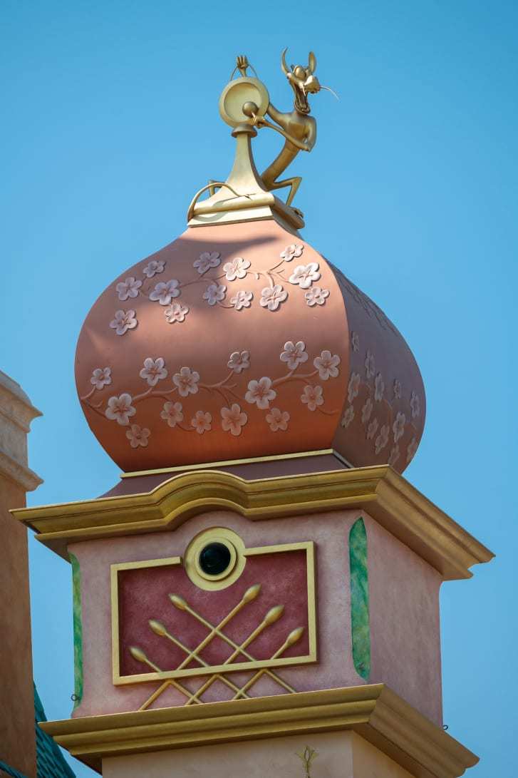 ムーランの塔にはサクラが/Courtesy Hong Kong Disneyland Resort