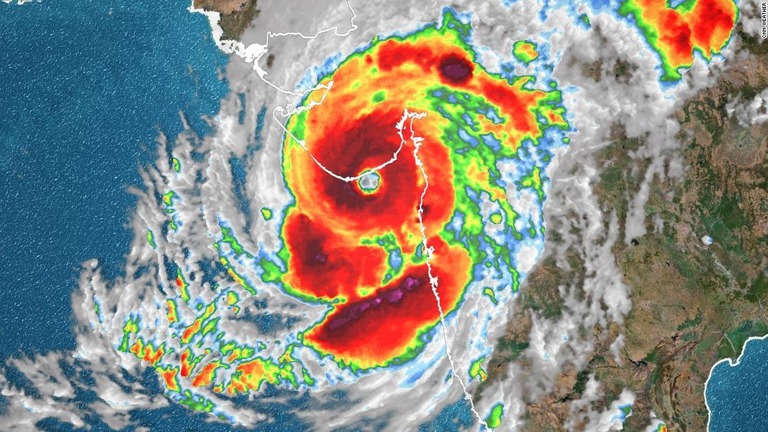 サイクロンがインド西部沿岸を北上し、死者が出ている/CNN Weather