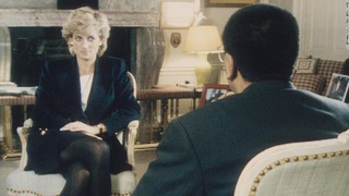 インタビューを受ける英ダイアナ元妃。写真手前がＢＢＣのマーティン・バシャー記者＝１９９５年、英国・ケンジントン宮殿
