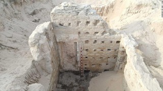 スペイン・アンダルシア地方の砂浜から高い壁を持つローマ時代の浴場施設が見つかった