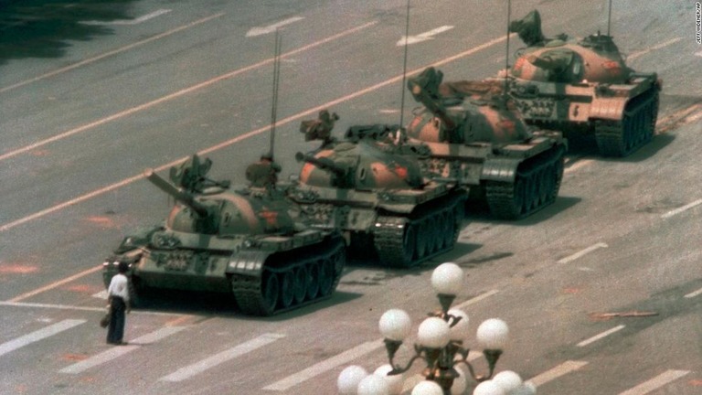 戦車の前に立ちふさがる男性＝１９８９年、中国・北京/Jeff Widener/AP