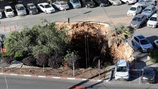 エルサレムの病院駐車場に巨大な陥没穴が出現し車が数台飲み込まれた