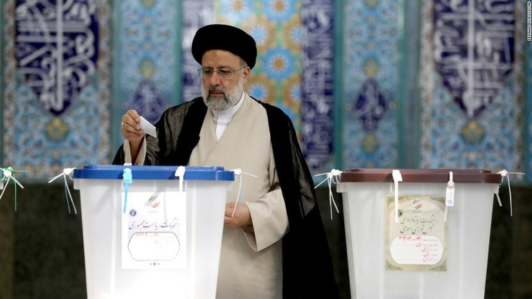 イラン大統領選で勝利確実とみられている保守派のライシ師/Ebrahim Noroozi/AP