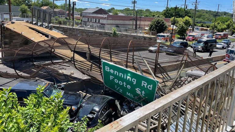 歩道橋は片側が道路上に落下した/DC Fire and EMS/Twitter