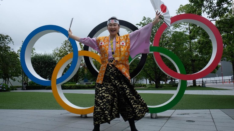 三三七拍子を披露する五輪の「スーパーファン」、石川恭子さん/Emi Jozuka/CNN