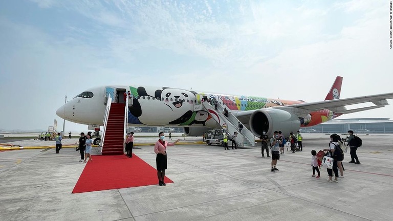 成都天府国際空港で旅客機に搭乗する乗客＝６月２７日/Visual China Group/Getty Images