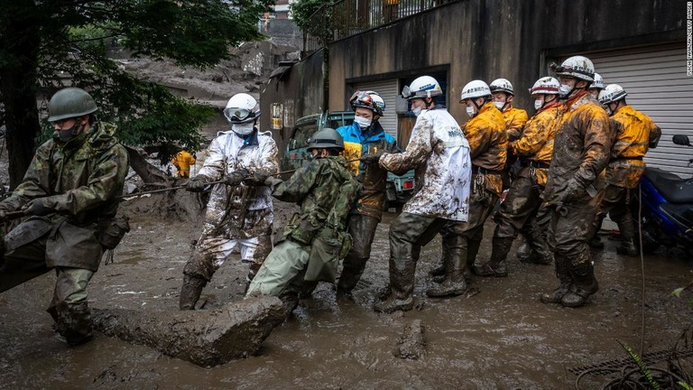 がれきの撤去のためにロープを引っ張る救急隊＝４日/Yuichi Yamazaki/Getty Images