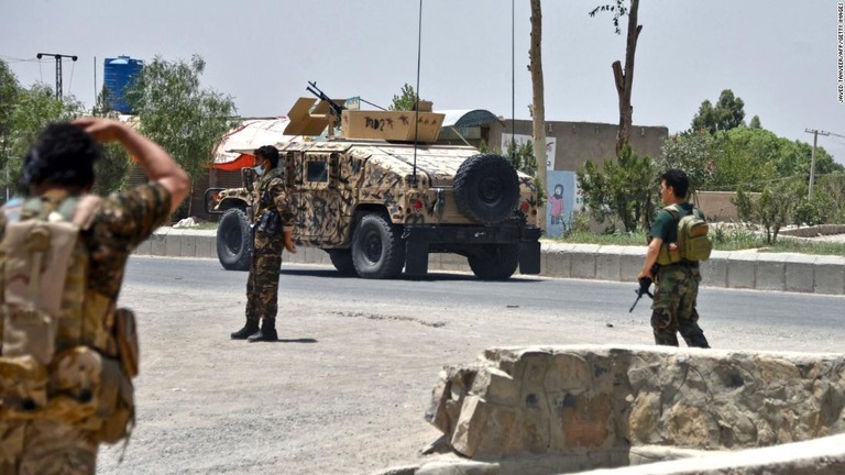 タリバーンとの戦闘で警備に立つ治安部隊隊員＝９日、アフガニスタン・カンダハル/Javed Tanveer/AFP/Getty Images