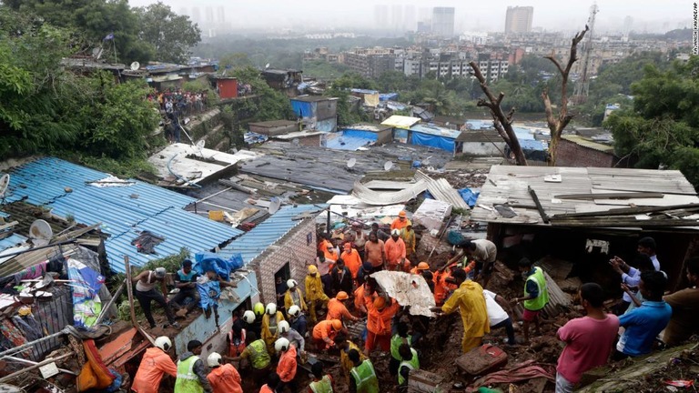 インド西部マハラシュトラ州の金融都市ムンバイが大雨に見舞われ、土砂崩れなどの被害が出ている/Rajanish Kakade/AP