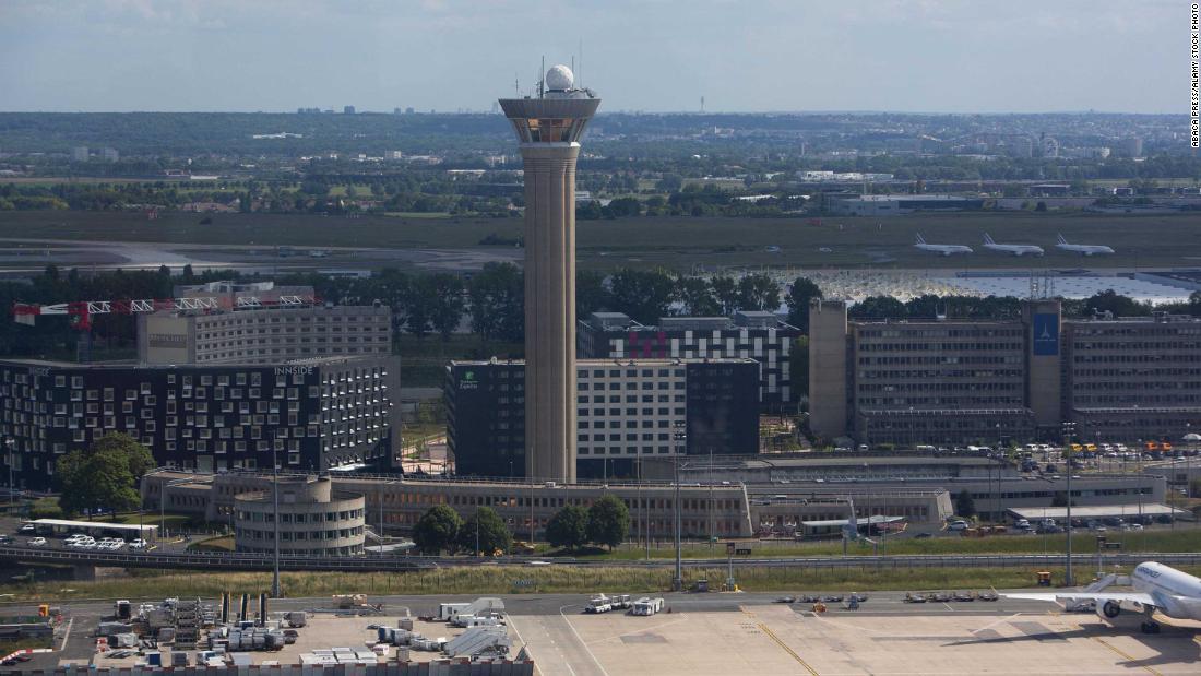 Cnn Co Jp 管制官の言い間違いであわや衝突 仏パリの空港で航空機が９０ｍまで接近