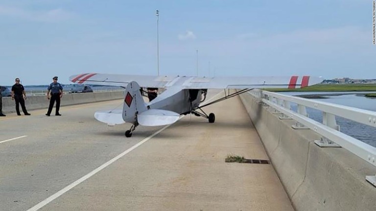 １８歳のパイロットが操縦する小型機がトラブルを起こし、橋の上に緊急着陸した/Kr4shorerealestate/Instagram