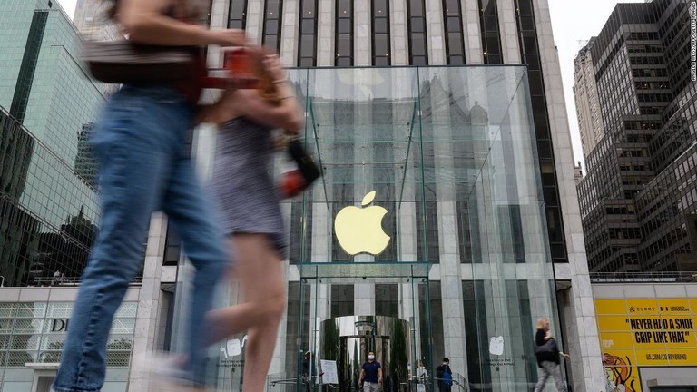 米アップルの４～６月期の売上高は、前年同期比３６％増の８１４億ドルだった/Angela Weiss/AFP/Getty Images