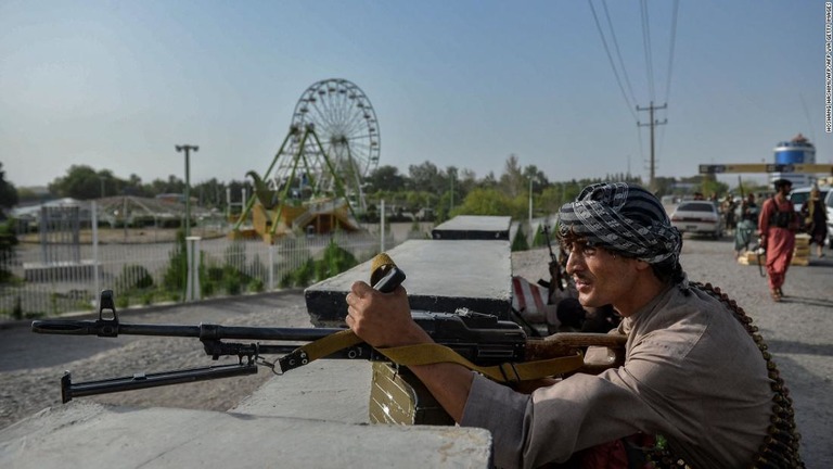 タリバーンと戦うアフガン治安部隊＝７月３０日/HOSHANG HASHIMI/AFP/AFP via Getty Images