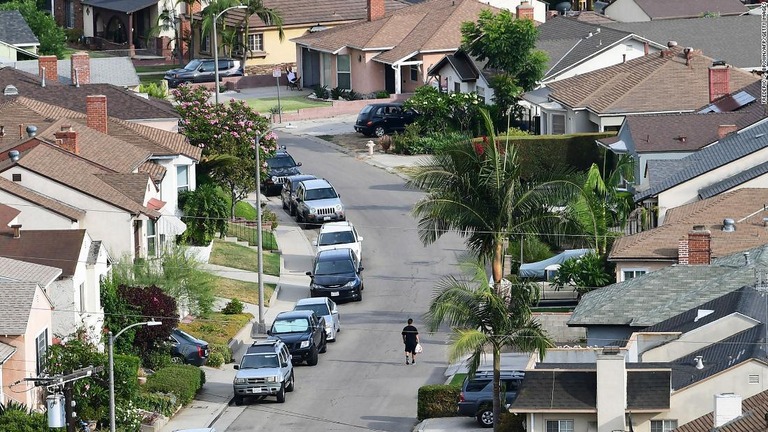 米国では住宅ローンの支払い猶予を受ける借り手が２００万人いるという/Frederic J. Brown/AFP/Getty Images