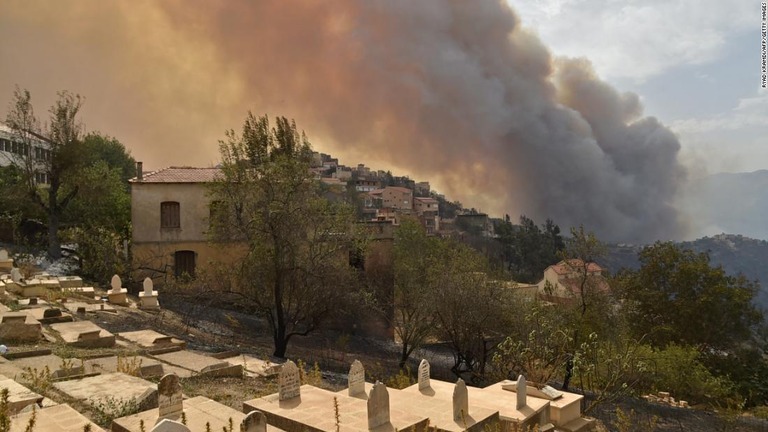 山火事が発生したカビリー地方＝１０日、アルジェリア首都アルジェ東部/Ryad Kramdi/AFP/Getty Images