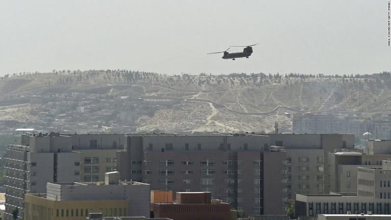 今月１５日、カブールの米大使館上空を飛行する米軍の軍用ヘリ/Wakil Kohsar/AFP/Getty Images