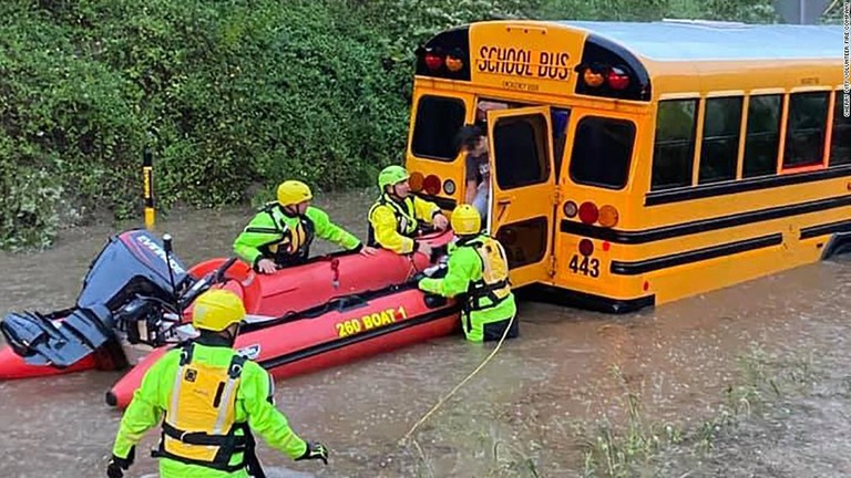 洪水で動けなくなったスクールバスから乗客を救出する＝米ペンシルベニア州/ Cherry City Volunteer Fire Company