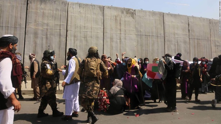 Cnn Co Jp 女性の抗議集団がタリバンと衝突 流血も アフガン首都