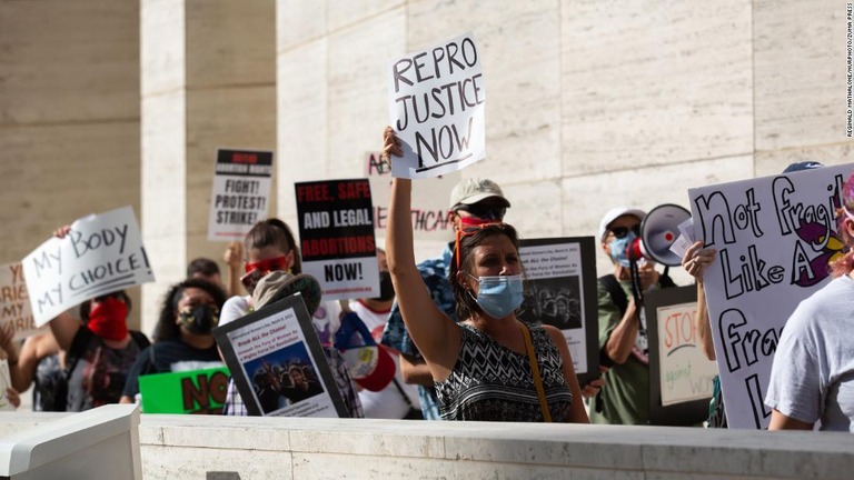 人工妊娠中絶の州法に関して抗議する人々＝５日、米テキサス州ヒューストン/Reginald Mathalone/NurPhoto/ZUMA Press