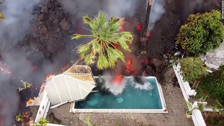 ラパルマ島でおきた噴火により溶岩がプールに流れこむなどの被害が相次いでいる/ACFI Press via Reuters