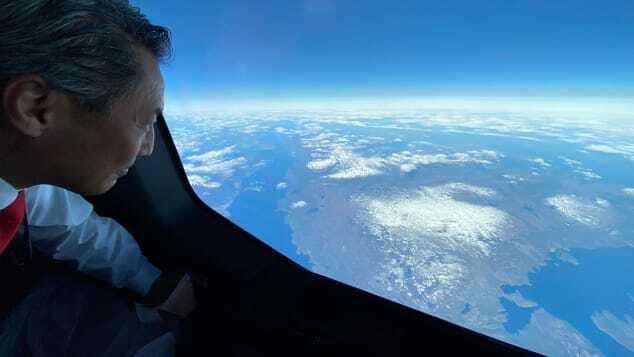 機内の窓から南極大陸の景色を眺める乗客/From Qantas