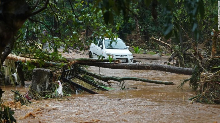 濁流に身動きが取れない車＝１６日、ケララ州/Appu S. Narayanan/AFP/Getty Images