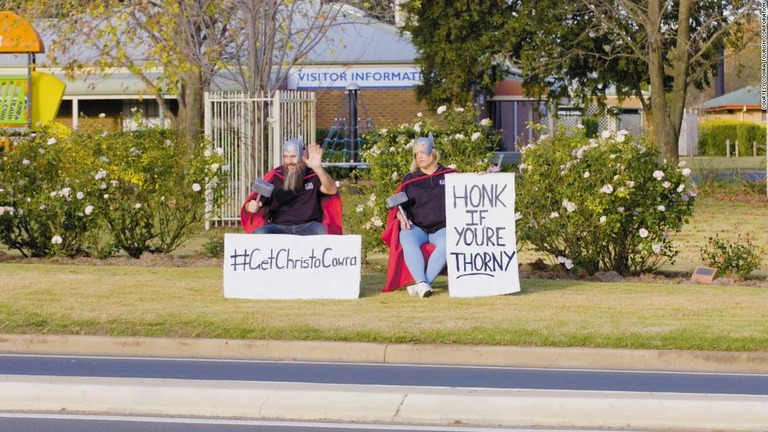 ヘムズワースさん演じる「ソー」の仮装をして町をアピールする人たち/Courtesy Cowra Tourism Corporation