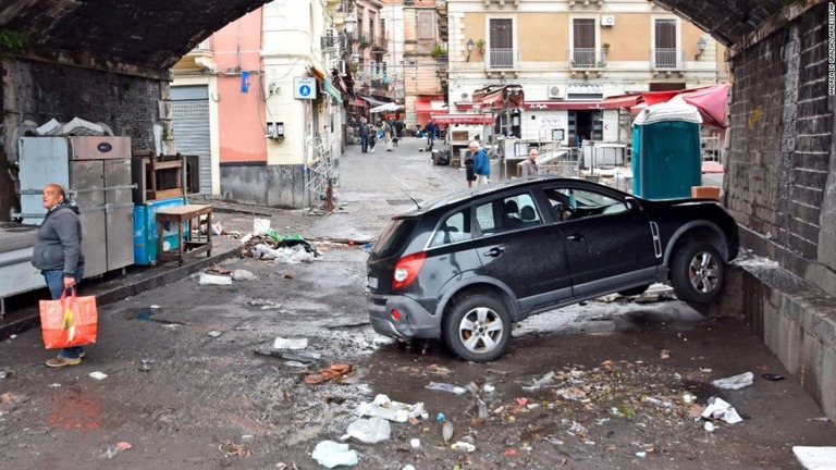 流された車両＝２７日、イタリア・カターニア/Andrea Di Grazia/LaPresse/AP