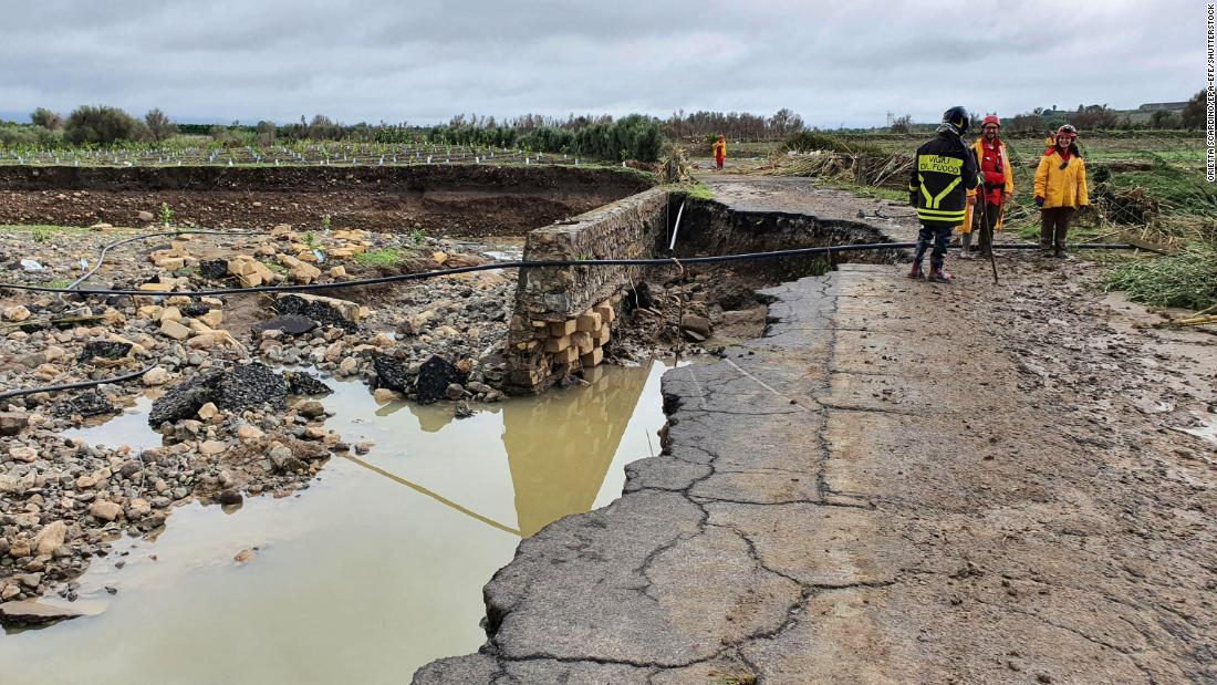 シチリア島でも田畑や道路に被害が及んだ/Orietta Scardino/EPA-EFE/Shutterstock