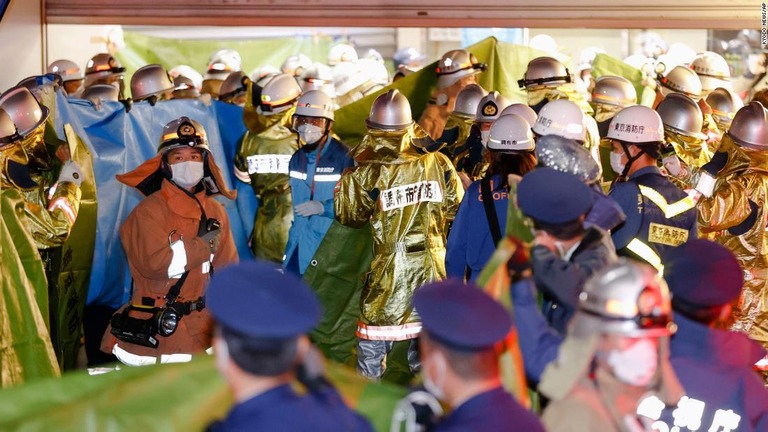 国領駅前に駆け付ける救急隊員や警察＝３１日/Kyodo News/AP