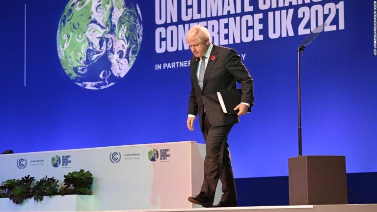 英グラスゴーで開催中のＣＯＰ２６で演説後に降壇するジョンソン英首相＝１日/Jeff J Mitchell/Pool/AFP/Getty Images