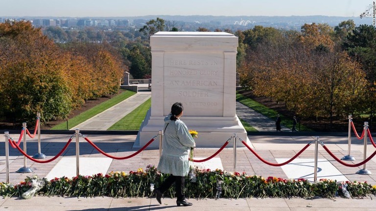 無名戦士の墓前の女性＝９日、米バージニア州アーリントンのアーリントン国立墓地/Alex Brandon/AP
