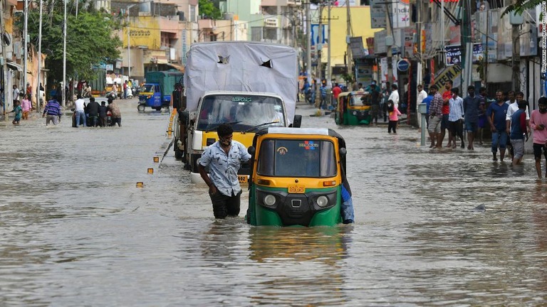 先週末から続く豪雨で冠水したバンガロールの道路/Manjunath Kiran/AFP/Getty Images