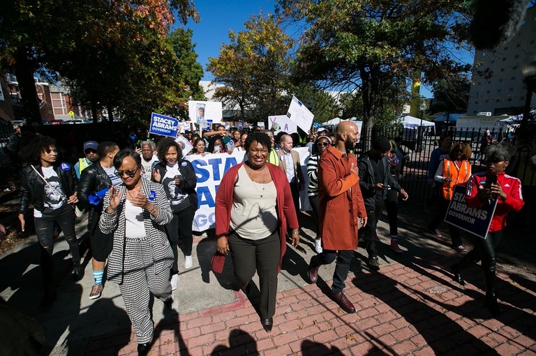 エイブラムズ氏は２０１８年の州知事選では敗北したものの、民主党内での知名度が上がっている/Jessica McGowan/Getty Images