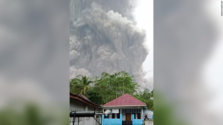 噴火によって上空に吹き上げられた火山灰/Handout/BNPB/AFP