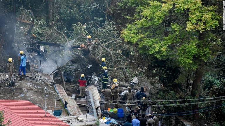 墜落現場の救助隊員ら＝８日、インド・タミルナドゥ州/Surya Narayanan/AFP/Getty Images