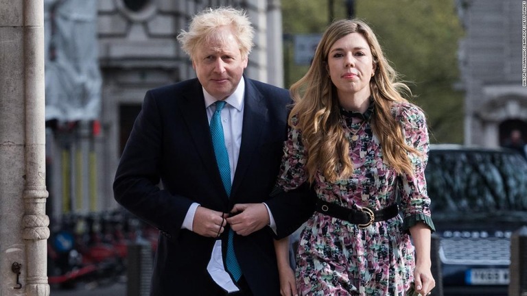 投票所を訪れたジョンソン英首相と妻のキャリーさん＝５月６日、英ロンドン/Wiktor Szymanowicz/Barcroft/Getty Images