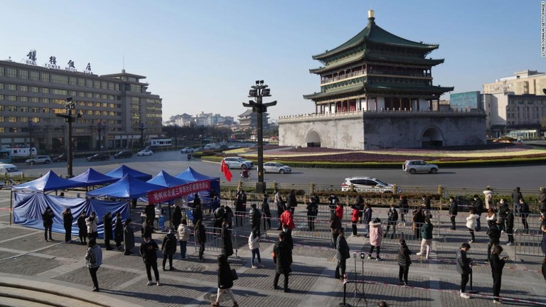 新型コロナ検査のために列をなす住民＝２１日、中国陝西省西安/Li Yibo/Xinhua/Getty Images