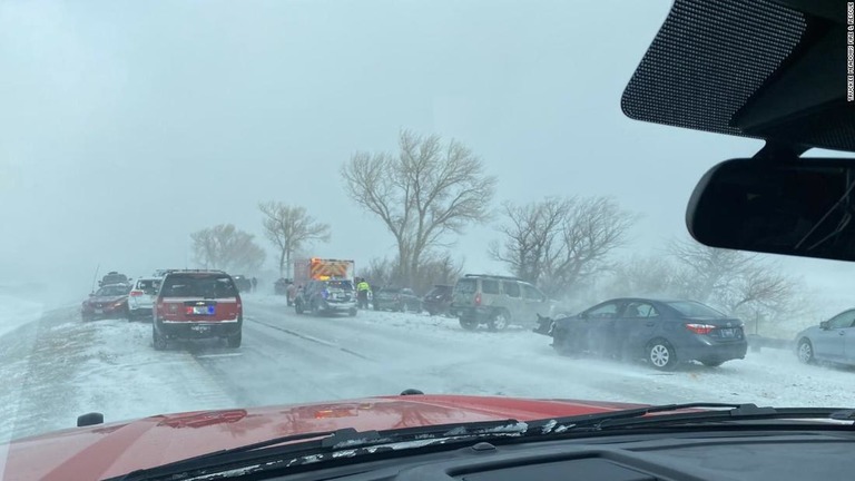 米ネバダ州北西部で車２０台が絡む衝突事故が発生した。運転手らによれば、雪で視界がゼロになる「ホワイトアウト」状態だった/Truckee Meadows Fire & Rescue