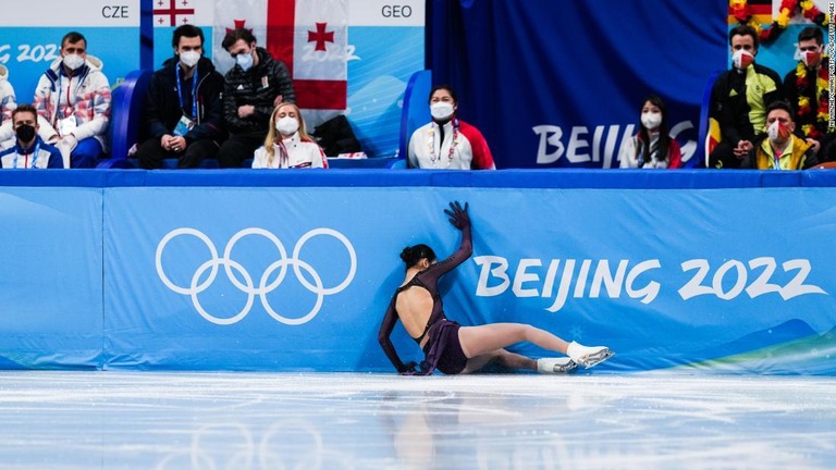 ジャンプに失敗して転倒し壁に衝突した朱選手/Ni Minzhe/ChinaSports/VCG/Getty Images