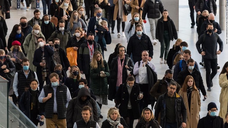 ロンドンの駅では一部の通勤客がマスクをしている＝２月２日/Wiktor Szymanowicz/Future Publishing/Getty Images