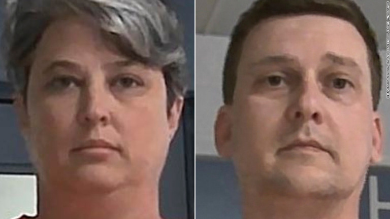 ジョナサン・テーベ被告（右）と妻のダイアナ被告/West Virginia Regional Jail And Correctional Facility Authority/AP