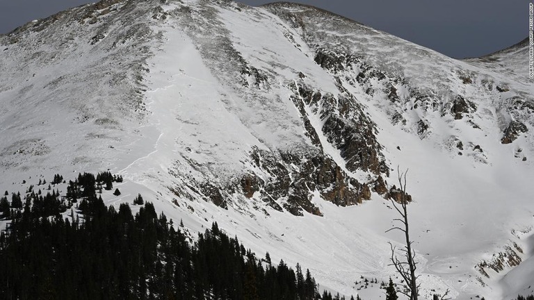 米コロラド州で、男性が雪崩に巻き込まれて約１５メートルのがけから転落するなどしたが無事に生還する出来事があった/Courtesy Summit County Rescue Group 