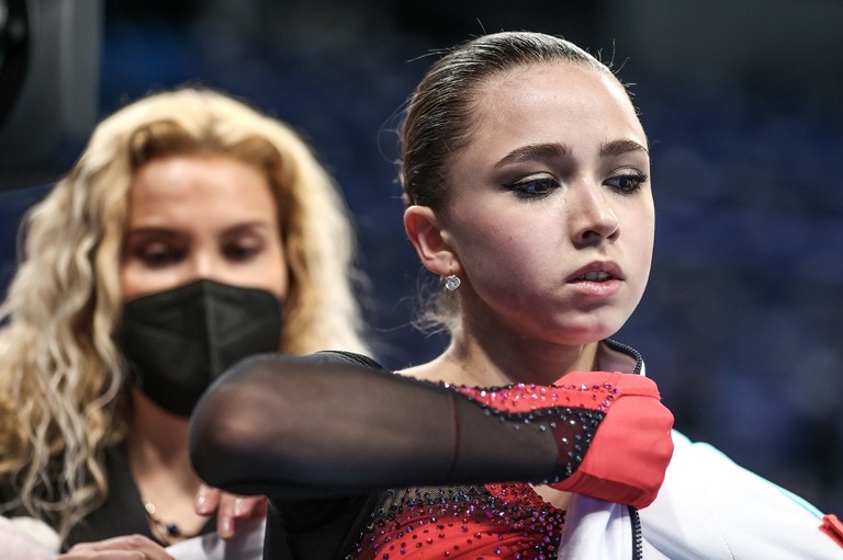 フリーの演技後のカミラ・ワリエワ選手（右）とコーチのエテリ・トゥトベリーゼ氏/Sergei Bobylev/TASS/Getty Images