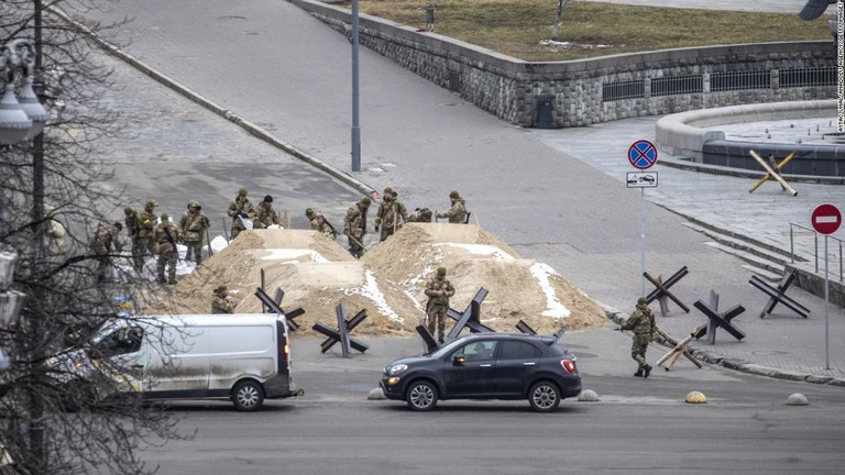 道路を封鎖する砂山周辺に集まった兵士ら/Aytac Unal/Anadolu Agency/Getty Images