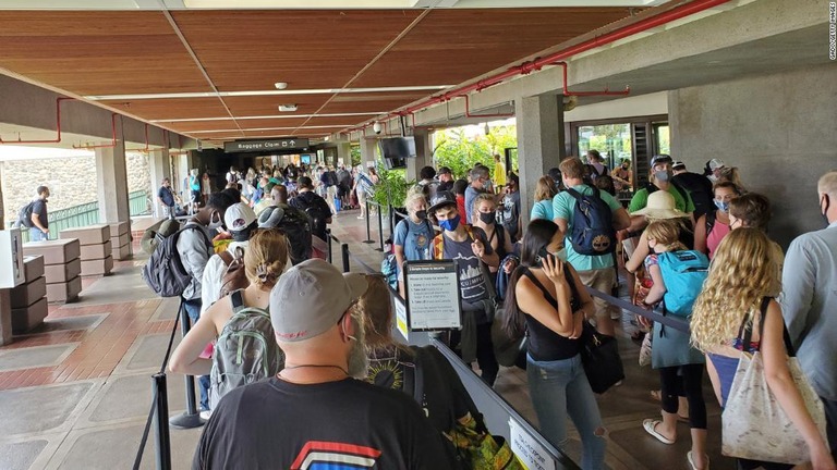 米ハワイ州が今月２５日から国内旅行者に対する新型コロナウイルスの規制を緩和する/Gado/Getty Images