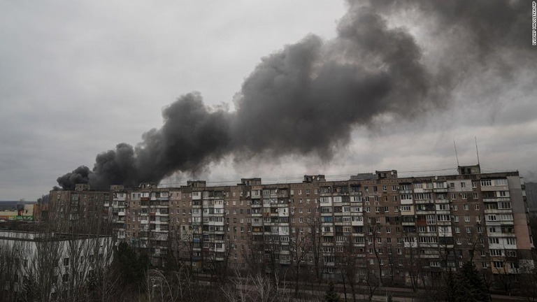 ロシア軍による砲撃後に煙が上がる＝４日、ウクライナ南東部マリウポリ/Evgeniy Maloletka/AP