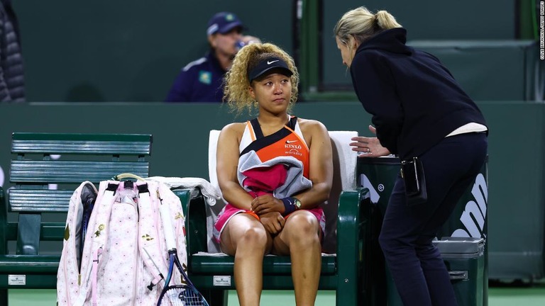 やじの後、大会スタッフと話す大坂なおみ選手/Clive Brunskill/Getty Images